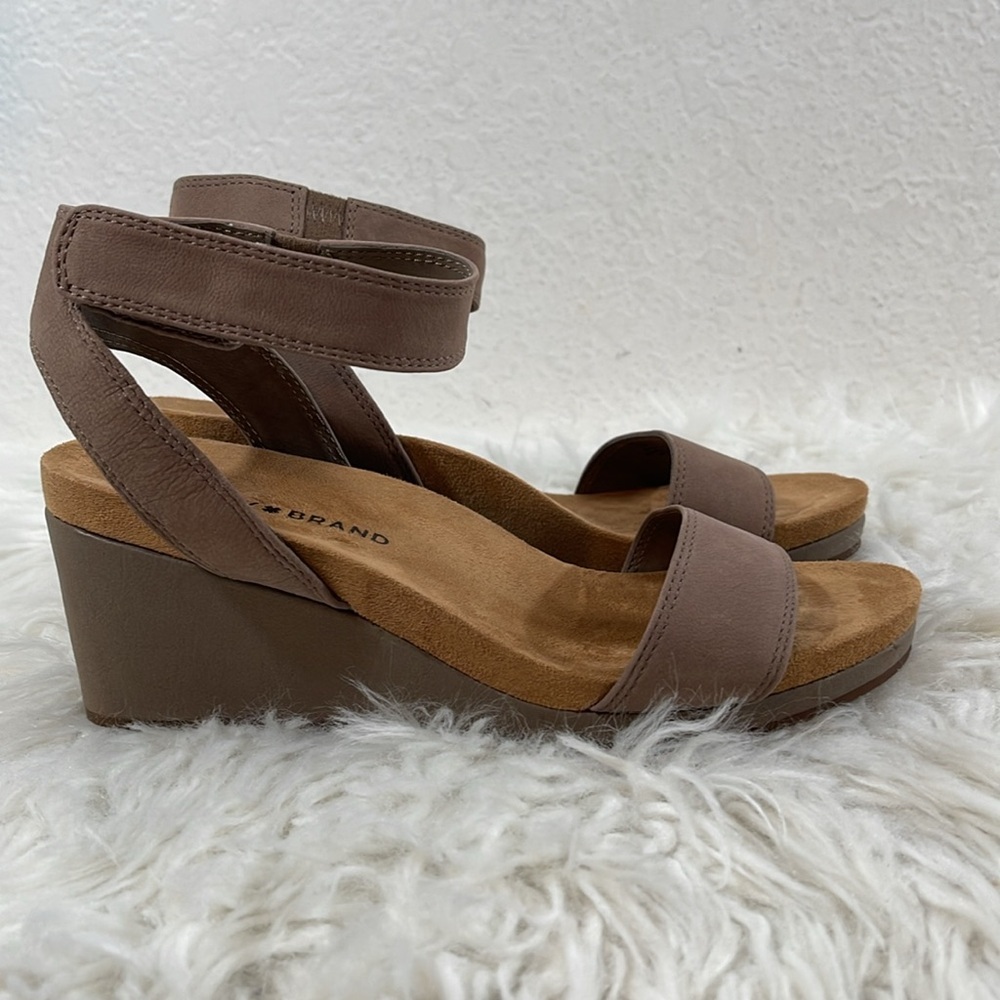 LUCKY BRAND Kanoa Taupe Suede Velcro Size 7 M Strappy 3” Wedge Sandals Tan/Brown - Picture 3 of 12